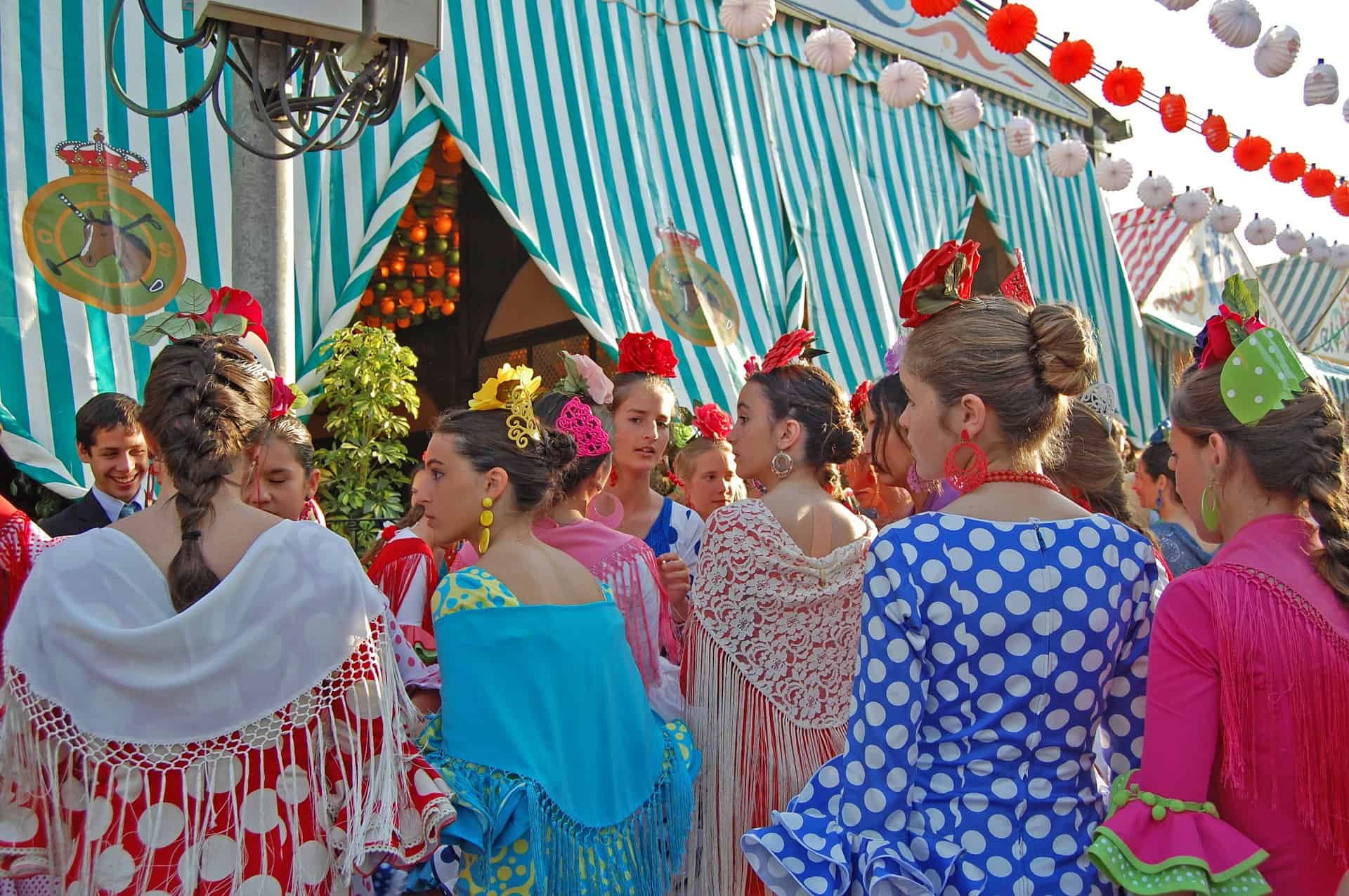femmes et fillettes en robe de flamenca dans le real de la Feria de Abril