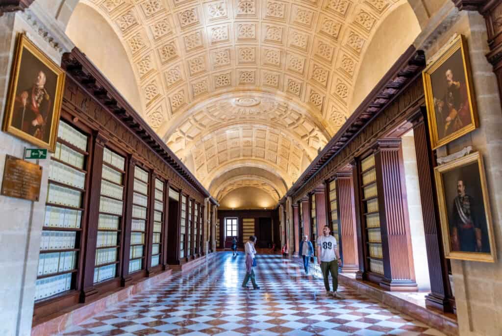 Visite guidée des Archives générales des Indes