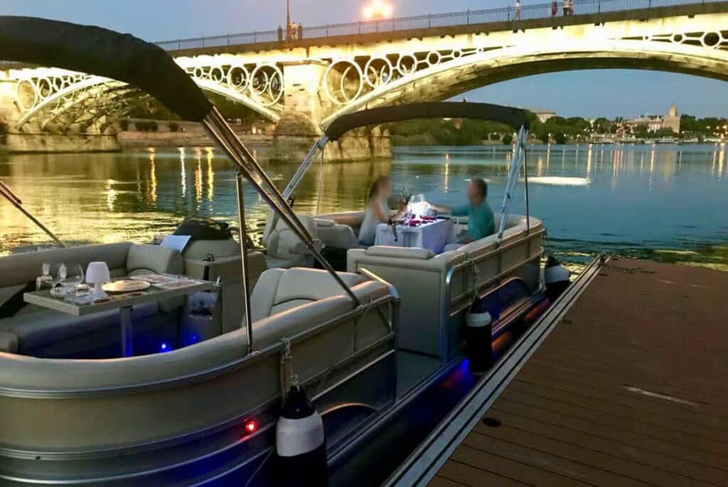 Séville : sortie en bateau exclusive sur le fleuve avec tapas