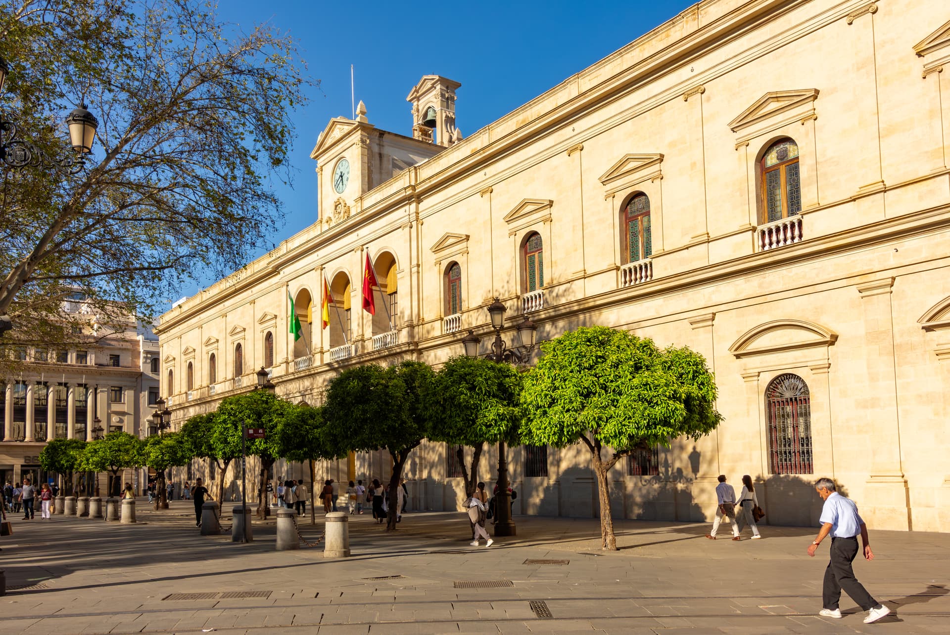 façade néoclassique de l'hôtel de ville sur la Plaza Nueva