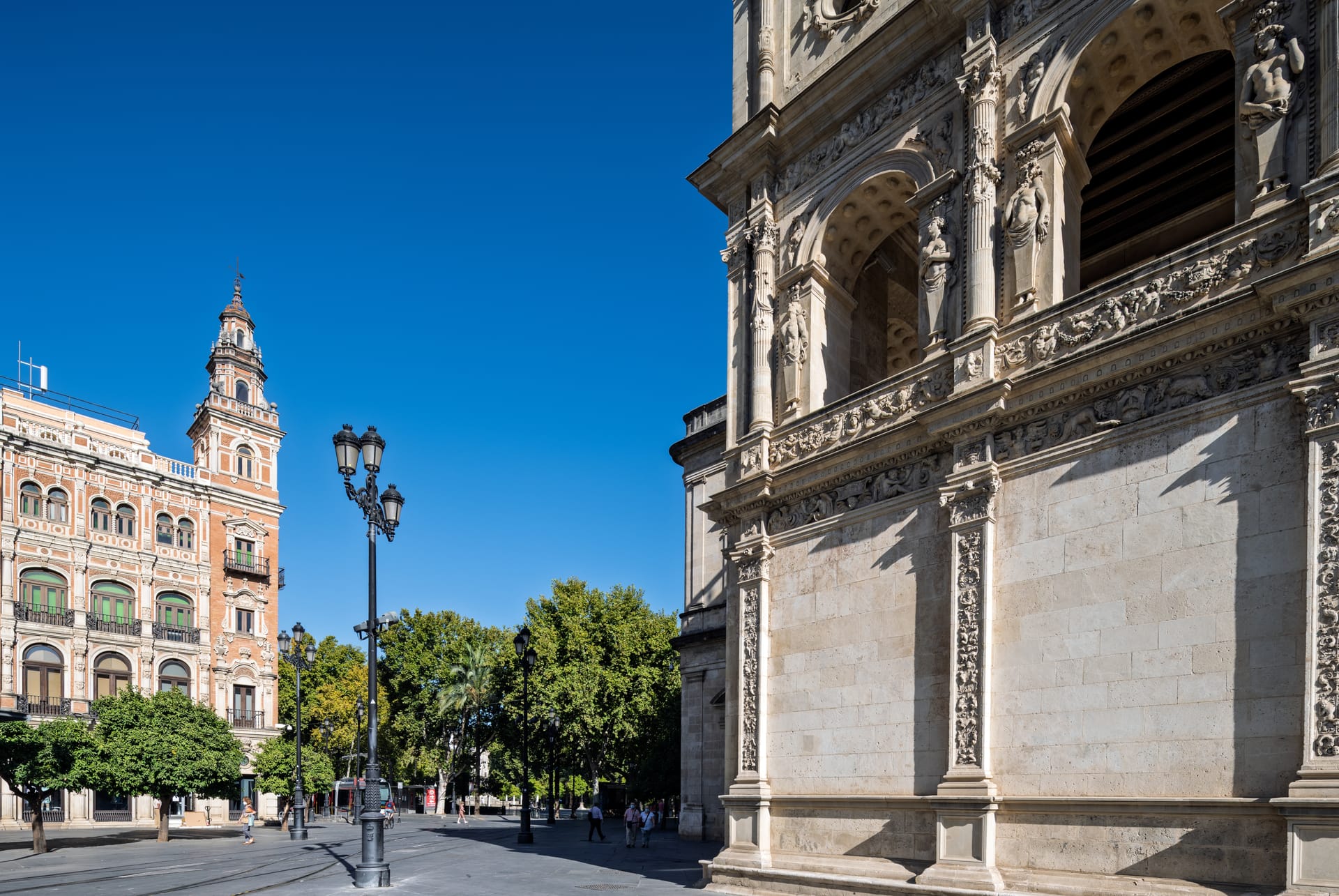 façade plateresque de l'hôtel de ville et immeuble Telefónica sur la Plaza Nueva