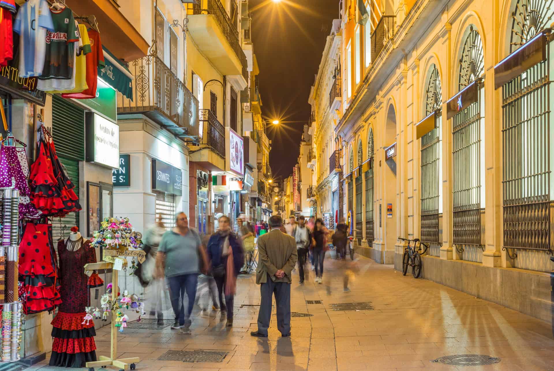 calle sierpes shopping a seville