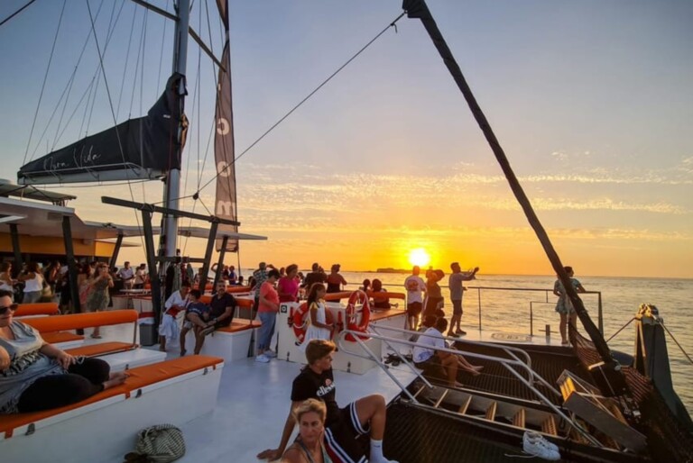 Catamaran dans la baie de Cadix au coucher de soleil