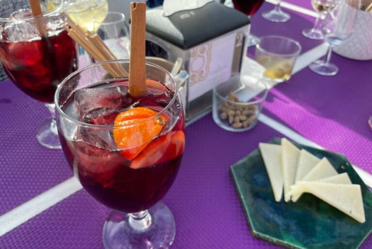 Dégustation de sangria avec vue sur les toits