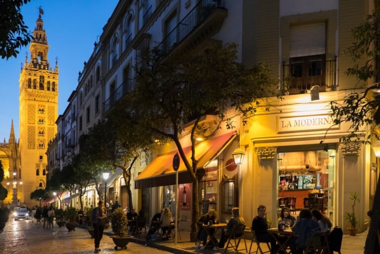 Tournée guidée de 3 bars et entrée VIP en boîte de nuit